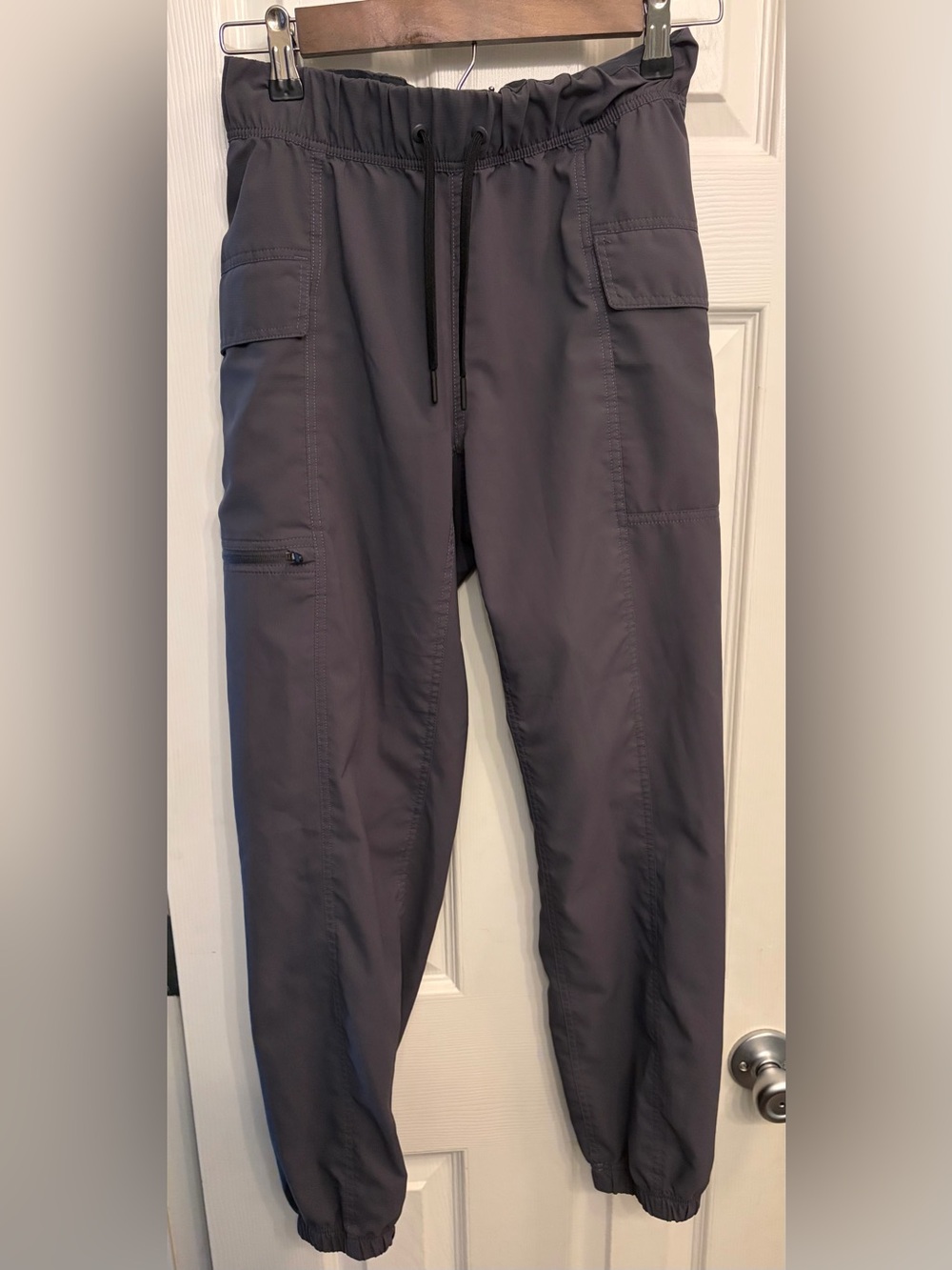 Mountain Hardwear Women’s Lightweight Cargo Pants in Charcoal Gray. Size XS